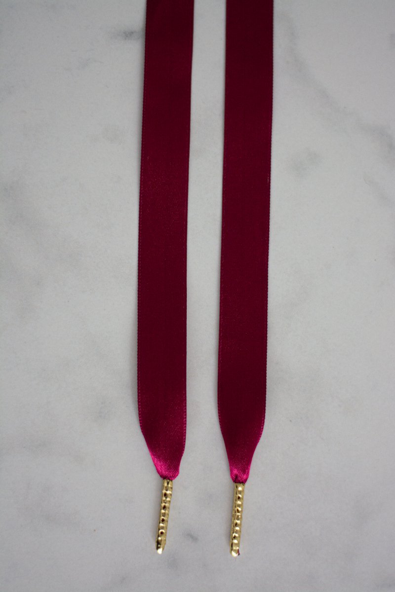 Schoenveters plat satijn luxe - bordeaux rood breed - 120cm met gouden stiften