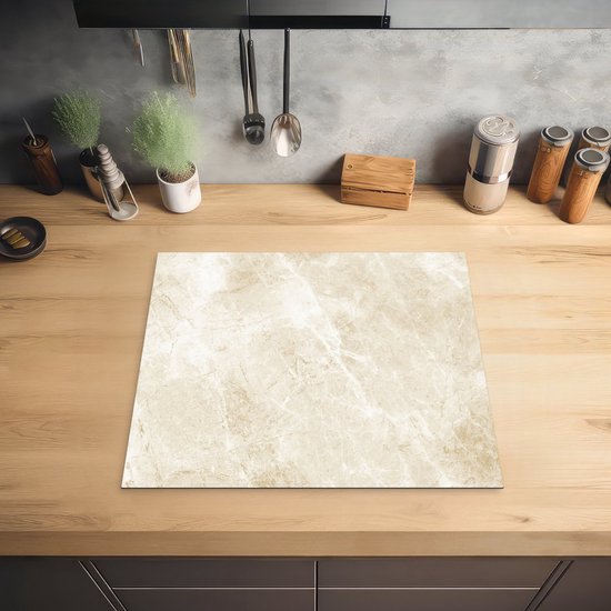 Beige marmerprint inductiebeschermer op een houten aanrecht.