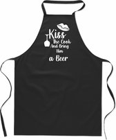 Tekstschort - Keukenschort - kookschort - Kiss the cook and bring him a beer - 100% katoen - verjaardag en feest - cadeau - kado - unisex - zwart