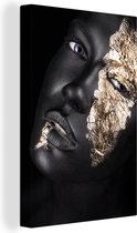 Femme aux yeux bleus et aux accents dorés sur fond noir 90x140 cm - Tirage photo sur toile (Décoration murale salon / chambre)