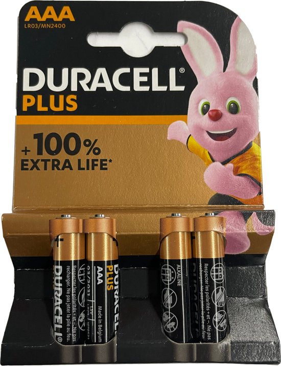 Verpakking van vier AAA Duracell Plus batterijen met een roze konijn. "100% extra levensduur"