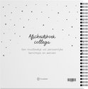 De achterkant van een afscheidsboekje met de tekst 'Afscheidsboek collega' en 'Een invulboekje vol persoonlijke berichtjes en wensen'.