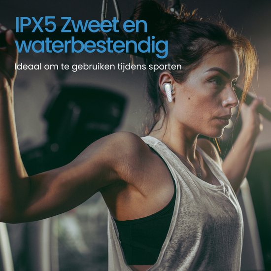 Vrouw in sportkleding met IPX5 zweet- en waterbestendige witte oordopjes.