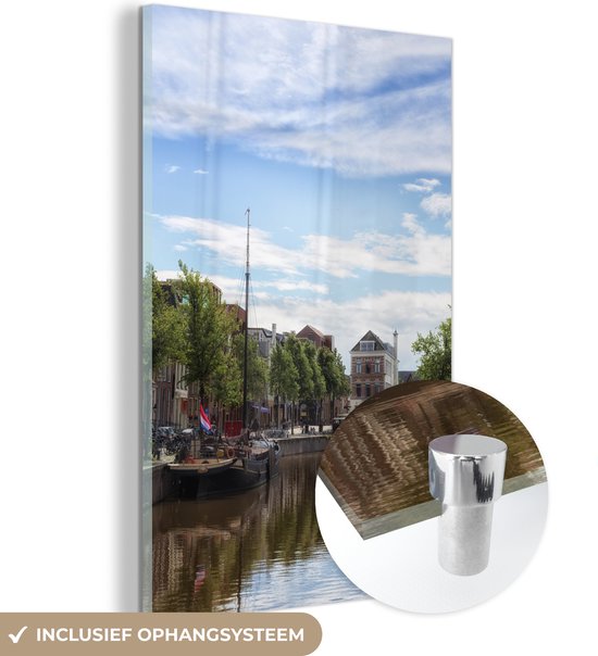 MuchoWow® Glasschilderij 40x60 cm - Schilderij acrylglas - Groningen - Zeilboot - Grachtenpand - Foto op glas - Schilderijen