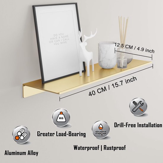 Gouden wandplank van 40 cm, met decoraties, waaronder een lijst en een hertje.