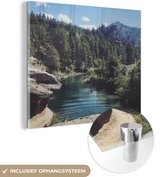 MuchoWow® Glasschilderij 50x50 cm - Schilderij acrylglas - Helder meer tussen de bergen - Foto op glas - Schilderijen