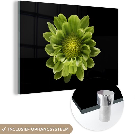 MuchoWow® Glasschilderij 30x20 cm - Schilderij acrylglas - Een close-up van de Chrysanthemum bloem tegen een zwarte achtergrond - Foto op glas - Schilderijen