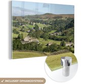 MuchoWow® Glasschilderij 180x120 cm - Schilderij acrylglas - Een Engels dorp op het heuvelachtige platteland - Foto op glas - Schilderijen