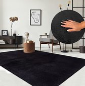 Tapis pour salon ou chambre noir 160x220 cm - Tapis moderne et doux à poils courts - Rectangulaire - Dessous antidérapant - Lavable jusqu'à 30 degrés - Tapis RELAX par The Carpet