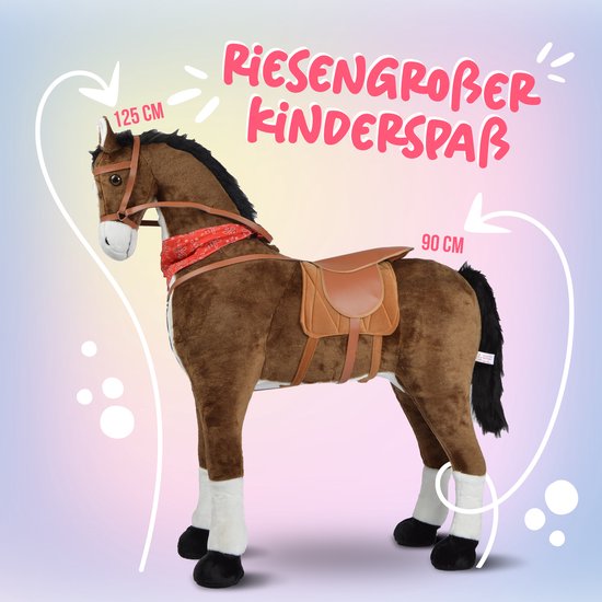 Bruin pluche paard met zadel, hoofdstel en rode bandana, 125cm hoog en 90cm zadelhoogte.