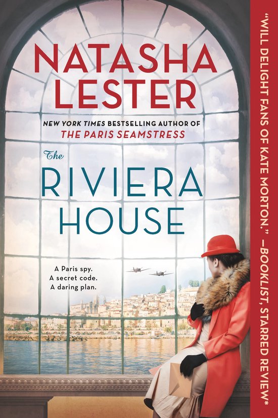 Boekcover van 'The Riviera House' door Natasha Lester, met een vrouw in een rode jas en hoed, uitkijkend over een stad.