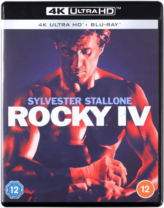 Sylvester Stallone op de voorkant van de Rocky IV 4K Ultra HD + Blu-ray box, rood verlicht met de titel.