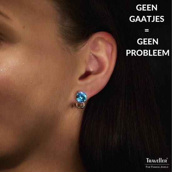 Femme portant des clips d'oreilles Traveller en cristal bleu