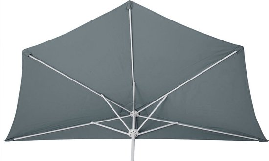 Onderkant vierkante antraciet parasol met witte baleinen en stok.