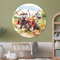 Een ronde muurcirkel met een rode tractor en boerderijdieren, boven een wieg in een kinderkamer met een groene muur.