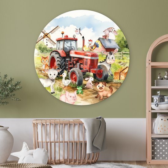 Een ronde muurcirkel met een rode tractor en boerderijdieren, boven een wieg in een kinderkamer met een groene muur.
