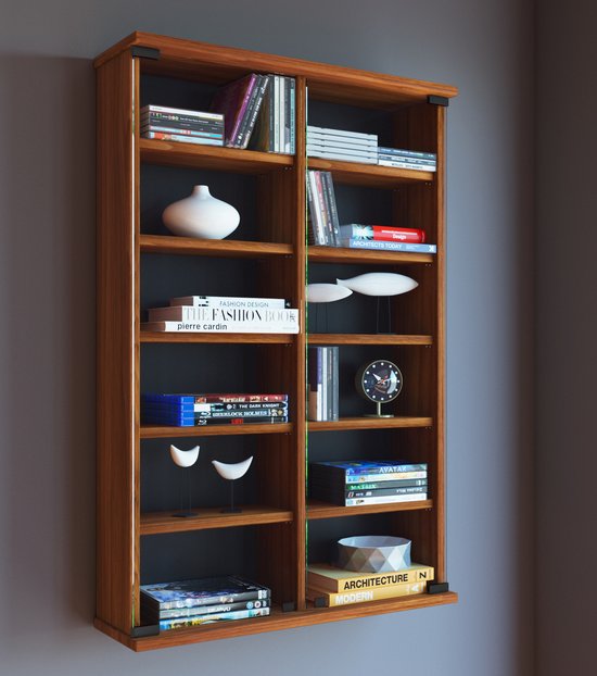 Une bibliothèque étroite et haute en bois brun foncé, montée sur un mur gris foncé. Les six étagères sont remplies de livres, CD et décorations.