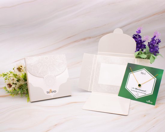 Geschenkverpakking met open envelop en kaartje met smaragdgroene ketting, 'Fijne Verjaardag'.