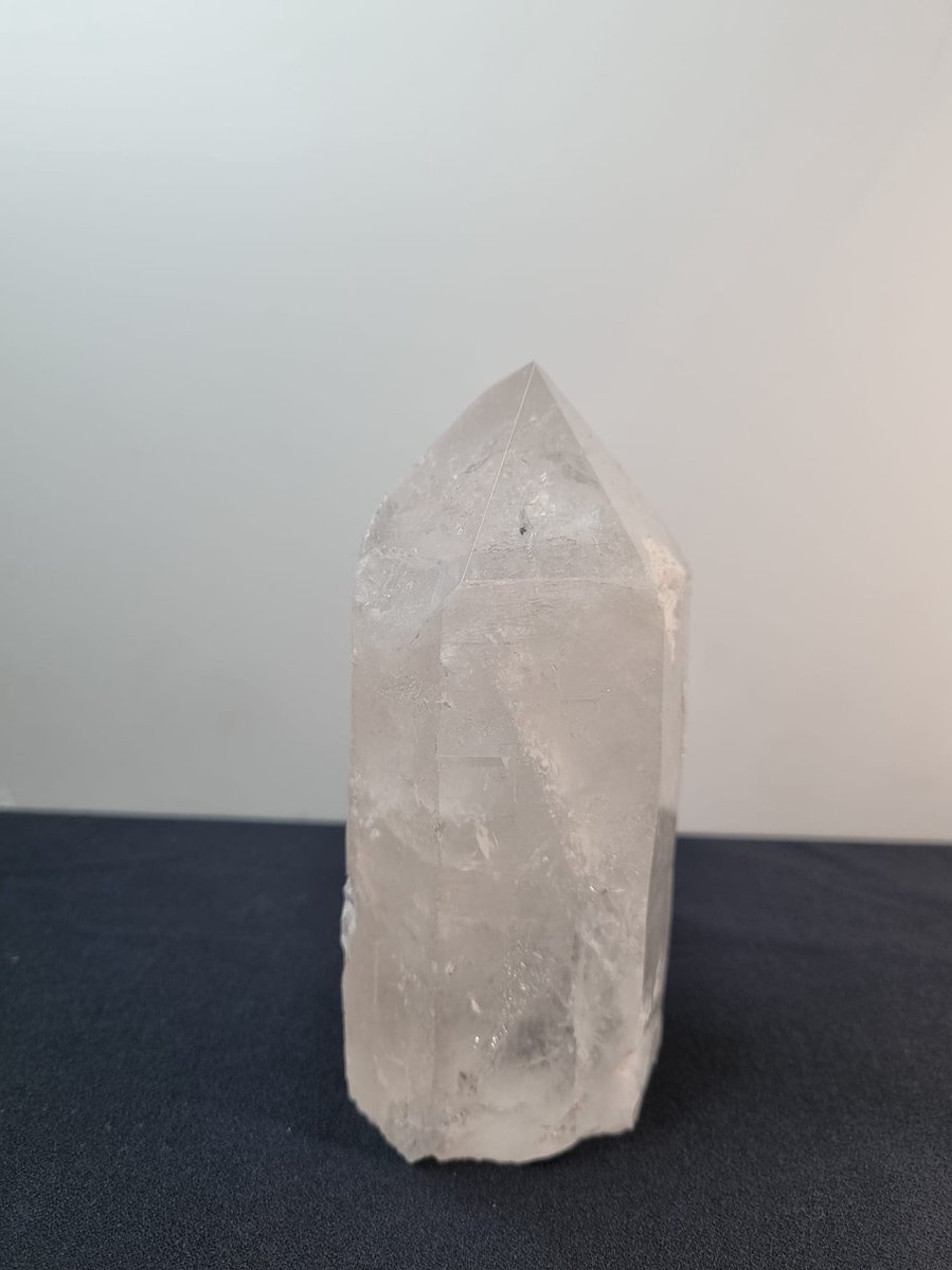Bergkristal/Paal decoratieve steen 407 gram 12 x 7 cm.