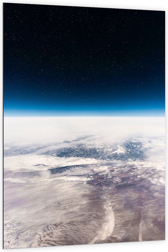 WallClassics - Dibond - Uitzicht over de Aarde in de Ruimte - 100x150 cm Foto op Aluminium (Met Ophangsysteem)