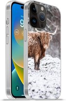 Geschikt voorApple Iphone 14 Pro - Softcase hoesje - Schotse Hooglander - Boom - Sneeuw - Siliconen Telefoonhoesje