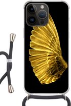 Geschikt voorApple Iphone 14 Pro - Crossbody Case - Gouden vleugels op een zwarte achtergrond - Siliconen - Crossbody - Backcover met Koord - Telefoonhoesje met koord - Hoesje met touw