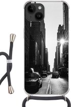 Geschikt voorApple Iphone 14 - Crossbody Case - Een rustige straat in New York in zwart-wit - Siliconen - Crossbody - Backcover met Koord - Telefoonhoesje met koord - Hoesje met touw
