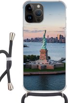 Geschikt voorApple Iphone 14 Pro Max - Crossbody Case - New York - Vrijheidsbeeld - Skyline - Siliconen - Crossbody - Backcover met Koord - Telefoonhoesje met koord - Hoesje met touw