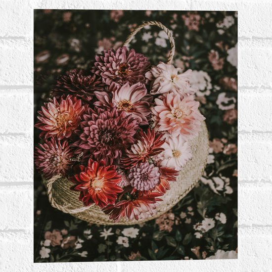 WallClassics - Muursticker - Compositie van Rood/Roze Bloemen in Mand - 30x40 cm Foto op Muursticker