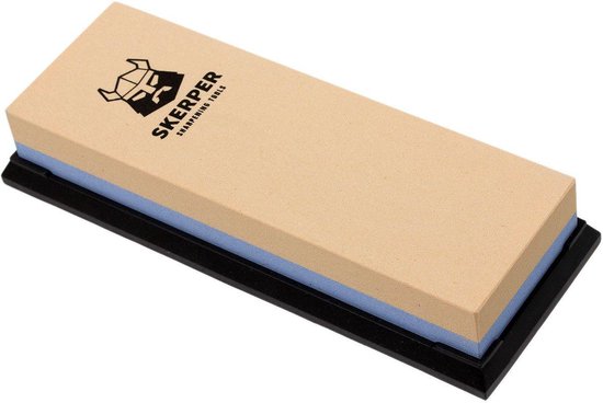 Skerper slijpsteen met een beige bovenlaag, een blauwe onderlaag en een zwarte basis.