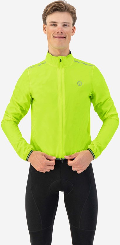 Man in fluo-gele fietsregenjas, ritssluiting tot halverwege open, handen bij de ritssluiting.