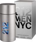 Zilverkleurige parfumfles en doos met '212 MEN NYC' in grote zwarte letters. Fles heeft blauwe '212' details.