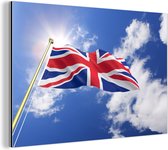 Wanddecoratie Metaal - Aluminium Schilderij Industrieel - De vlag van het Verenigd Koninkrijk wappert in de lucht - 150x100 cm - Dibond - Foto op aluminium - Industriële muurdecoratie - Voor de woonkamer/slaapkamer