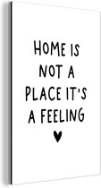 Wanddecoratie Metaal - Aluminium Schilderij Industrieel - Engelse quote "Home is not a place it's a feeling" met een hartje op een witte achtergrond - 40x60 cm - Dibond - Foto op aluminium - Industriële muurdecoratie - Voor de woonkamer/slaapkamer