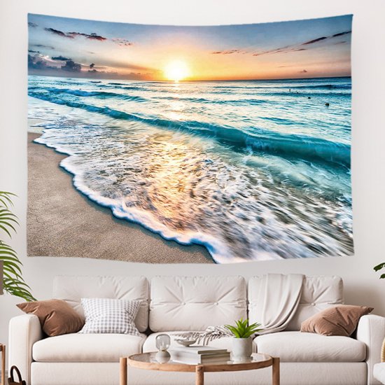 Tapisserie de coucher de soleil sur la mer, vagues s'écrasant sur une plage de sable. Au-dessus d'un canapé.