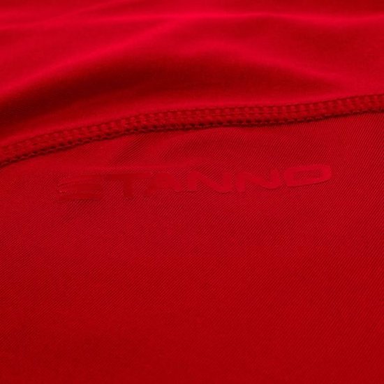 Gros plan détaillé d'un textile rouge avec logo Stanno discret.