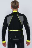 Achterkant van een zwarte fietsjas met grijze schouderpanelen, neon gele accenten en een reflecterende lijn.