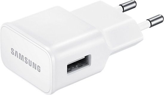 Witte Samsung reisadapter met EU-stekker en USB-poort, aanzicht van de zijkant.