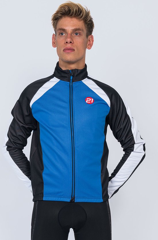 Voorkant van een heren wielrenjack in het blauw met zwarte en witte panelen. Het jack heeft een rits en een rood logo met '21' erop.