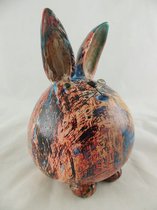 Sculptuur kunststof - 16,5 cm hoog - konijn gekleurd - paasdecoratie - decoratief object