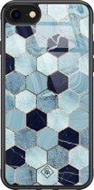Casimoda® hoesje - Geschikt voor iPhone SE (2020) - Blue Cubes - Luxe Hard Case Zwart - Backcover telefoonhoesje - Blauw