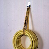 Gele tuinslang opgerold, hangend aan een gele band met "MOTTEZ 86" erop.
