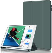 Phreeze Tri-Fold Bookcase - Geschikt voor iPad 5 en iPad 6 (2017/2018) van 9.7 Inch Hoes - Hoesje met Standaard en Pen Houder - Donker Groen