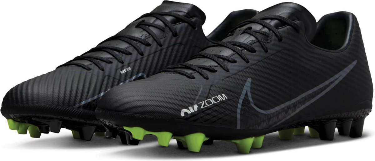 Zwarte Nike Zoom Vapor 15 voetbalschoenen voor mannen, maat 44, met vetersluiting en dunne NikeSkin overlay.