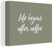 Canvas schilderij 160x120 cm - Wanddecoratie Quotes - Spreuken - Life begins after coffee - Koffie - Muurdecoratie woonkamer - Slaapkamer decoratie - Kamer accessoires - Schilderijen