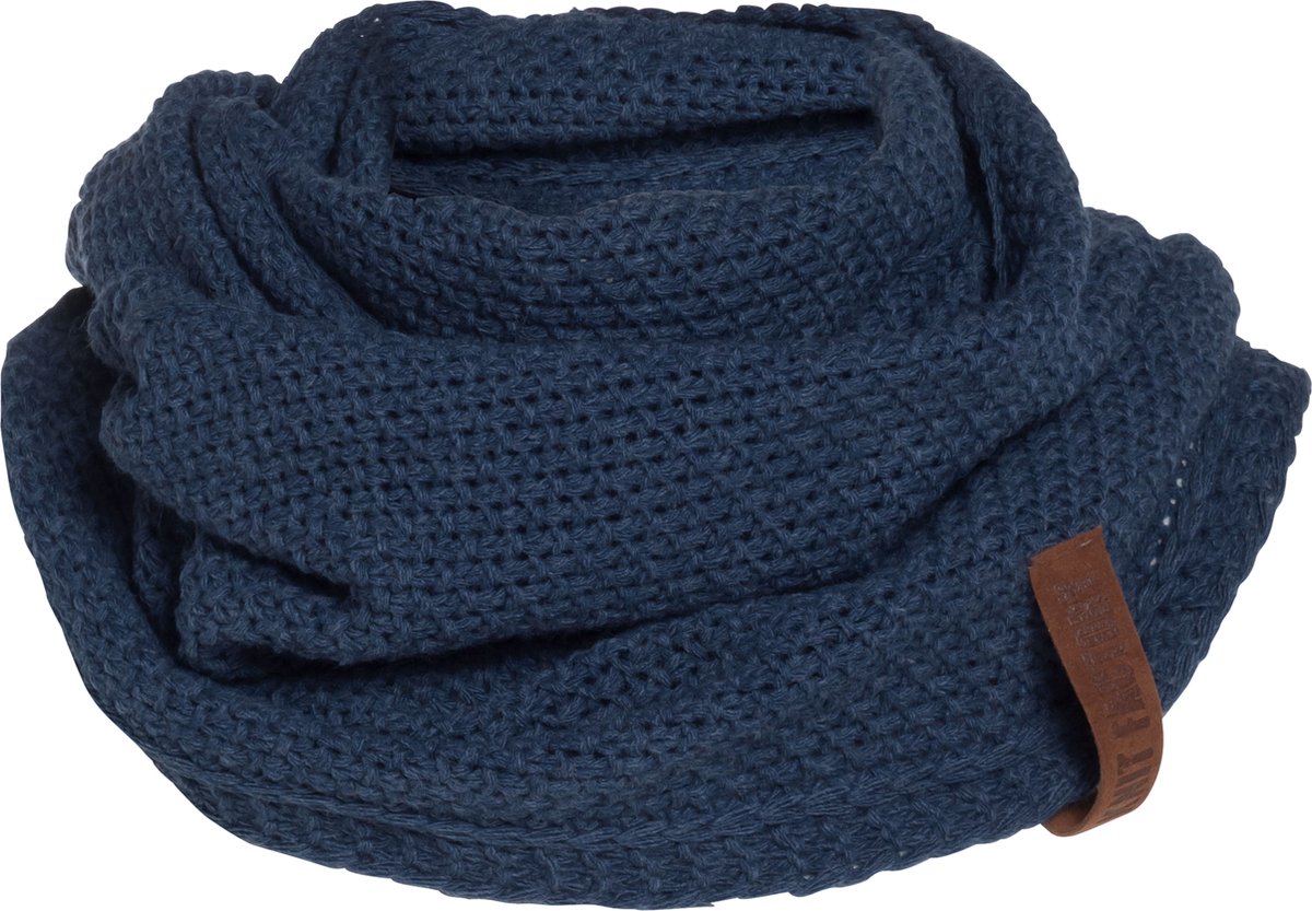 Knit Factory Coco Gebreide Colsjaal - Ronde Sjaal - Nekwarmer - Wollen Sjaal - Donkerblauwe Colsjaal - Dames sjaal - Heren sjaal - Unisex - Jeans - One Size