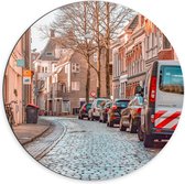 WallClassics - Dibond Muurcirkel - Geparkeerde Auto's in Stadje - 70x70 cm Foto op Aluminium Muurcirkel (met ophangsysteem)