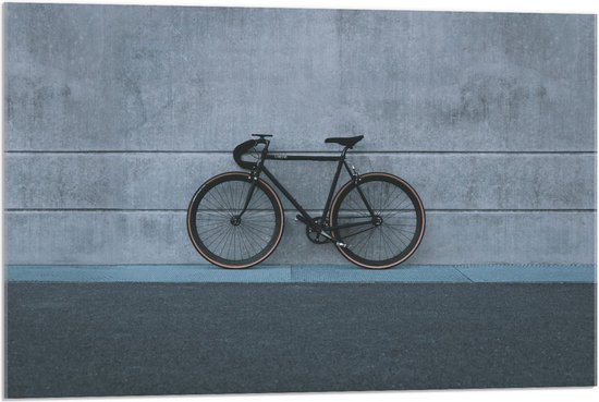 Acrylglas - Zwarte Fiets tegen Gebouw - 90x60cm Foto op Acrylglas (Met Ophangsysteem)