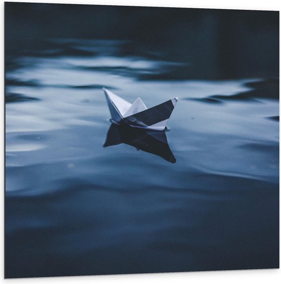 Dibond - Papieren Bootje in Blauw Water - 100x100cm Foto op Aluminium (Wanddecoratie van metaal)