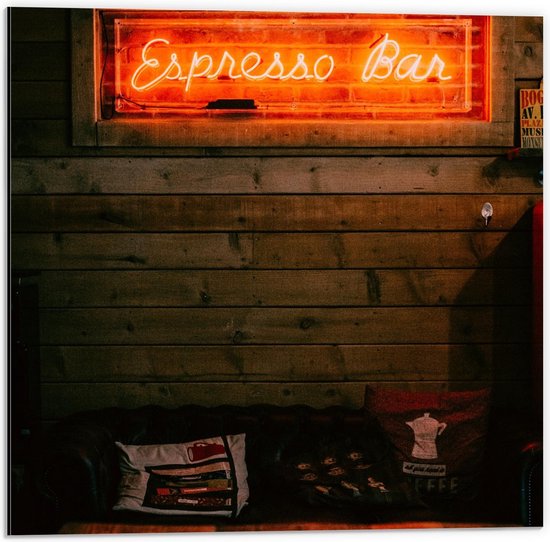 Dibond - Oranje Licht 'Espresso Bar' boven Bankje - 50x50cm Foto op Aluminium (Wanddecoratie van metaal)